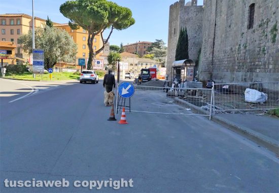 Viterbo - A piazzale Gramsci i cittadini sono costretti a camminare sulla strada con il pericolo di essere investiti