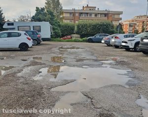 Viterbo - Buche al parcheggio di via dei Monti Cimini