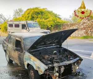 Civitavecchia - Auto in fiamme in via Terme di Traiano