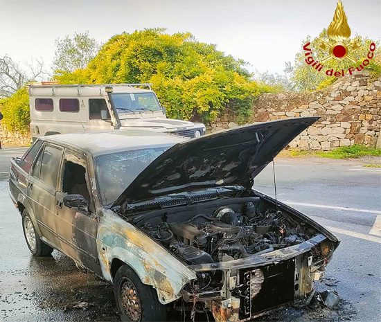 Civitavecchia - Auto in fiamme in via Terme di Traiano