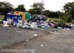 Viterbo - Rifiuti nel piazzale del cimitero San Lazzaro