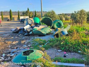 Viterbo - L'immondizia vicino al nuovo cimitero San Lazzaro