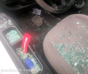 Viterbo - Una delle macchine vandalizzate al Murialdo