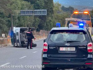Auto si ribalta sulla superstrada con la barca che trasportava