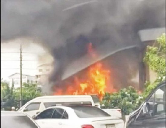 Bangkok - Il bus che ha preso fuoco