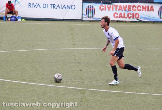 Civitavecchia - Il difensore Bianchi in azione