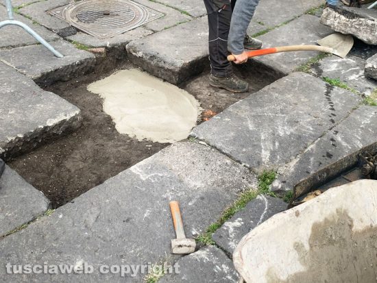 Viterbo - Bagnaia, cedono i lastroni di peperino in via Giambologna