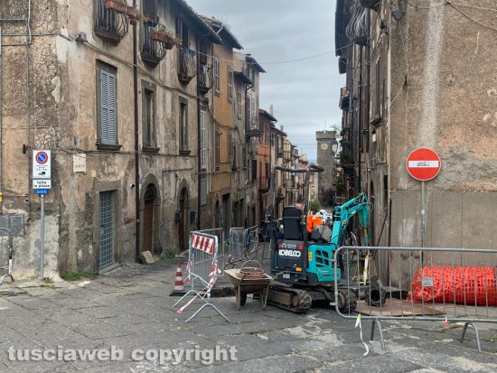 Viterbo - Bagnaia, cedono i lastroni di peperino in via Giambologna