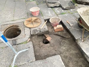 Viterbo - Bagnaia, cedono i lastroni di peperino in via Giambologna