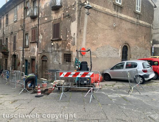 Viterbo - Bagnaia, cedono i lastroni di peperino in via Giambologna