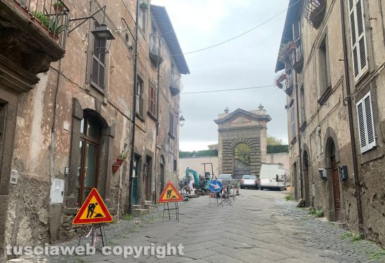 Viterbo - Bagnaia, cedono i lastroni di peperino in via Giambologna