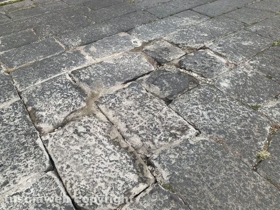 Viterbo - Bagnaia, lastre di peperino ripristinate in piazza Cardinal Peretti