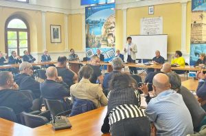 Civitavecchia - il sindaco Marco Piendibene davanti a sindacati e associazioni