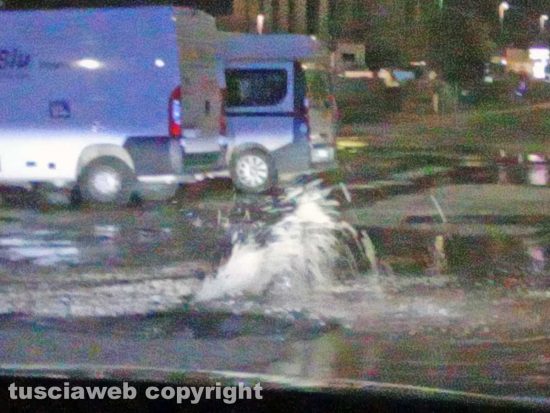 Viterbo Enorme getto d'acqua nella notte al Poggino