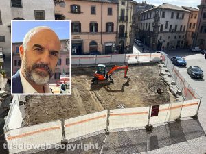 Viterbo - I lavori in piazza del Comune - Nel riquadro Stefano Floris