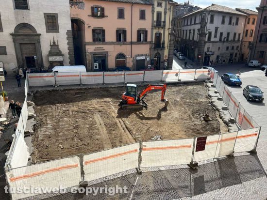 Viterbo - Scoperti due cunicoli durante i lavori in piazza del Comune