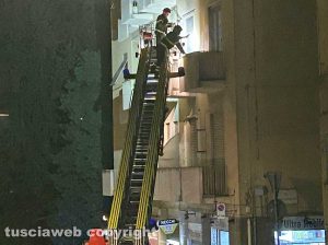 Viterbo - Donna bloccata in casa, intervengono i vigili del fuoco in via Cairoli