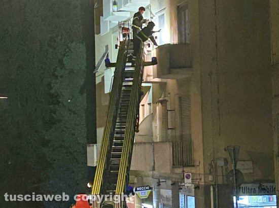 Viterbo - Donna bloccata in casa, intervengono i vigili del fuoco in via Cairoli