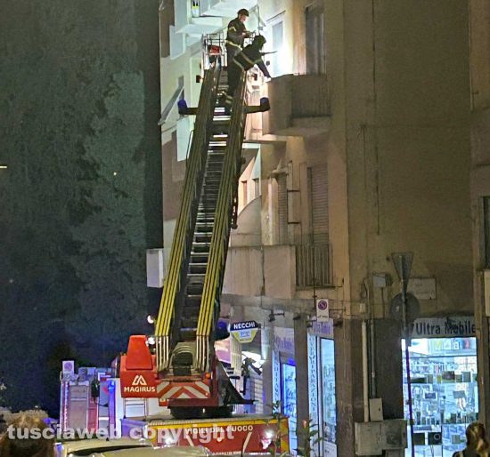 Viterbo - Donna bloccata in casa, intervengono i vigili del fuoco in via Cairoli