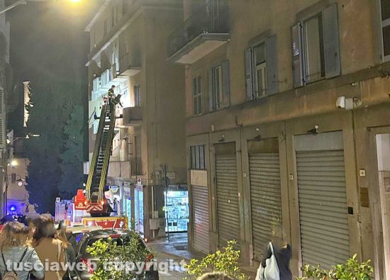 Viterbo - Donna bloccata in casa, intervengono i vigili del fuoco in via Cairoli