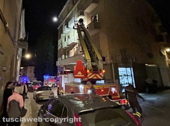 Viterbo - Donna bloccata in casa, intervengono i vigili del fuoco in via Cairoli