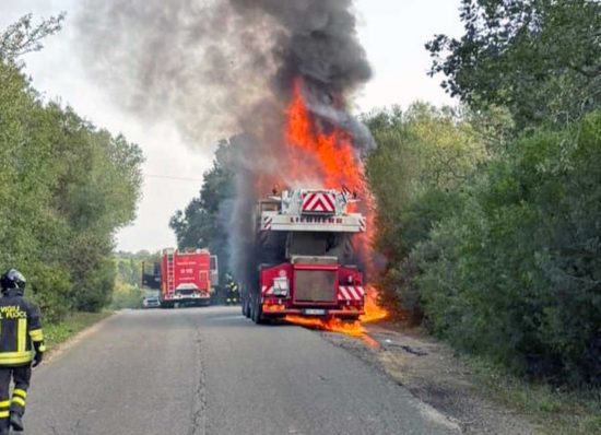 Tarquinia - Autogru in fiamme in strada Roccaccia