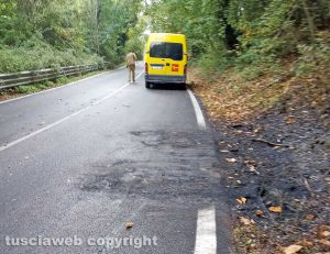 Auto in fiamme sulla Cimina - La pulizia dopo la rimozione del mezzo