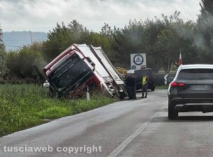 Bolsena - Perde il controllo del camion e finisce fuori strada