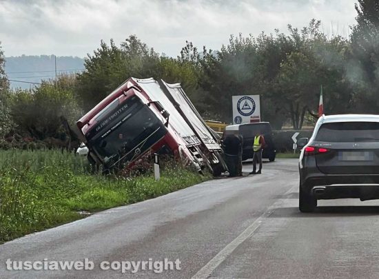 Bolsena - Perde il controllo del camion e finisce fuori strada