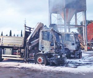 Civitavecchia - Due camion in fiamme sulla statale Aurelia