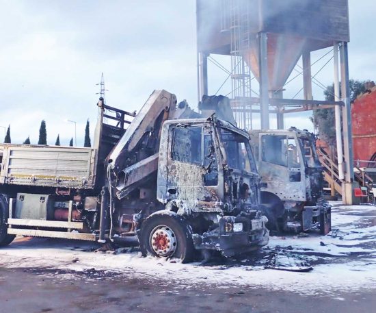 Civitavecchia - Due camion in fiamme sulla statale Aurelia