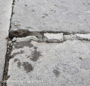 Lastra rialzata in via Cardinale Ragonesi a Bagnaia