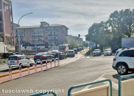 Viterbo - Tangenziale Ovest, si accende il semaforo e si crea una fila infinita