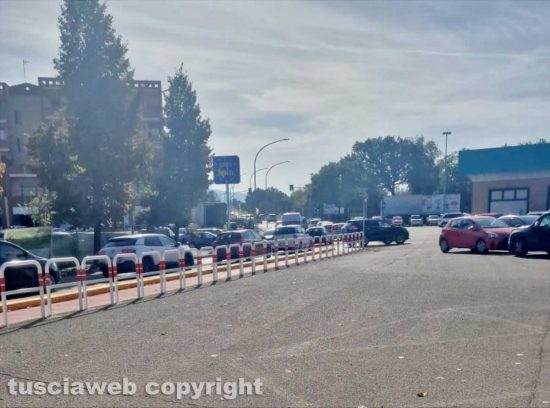 Viterbo - Tangenziale Ovest, si accende il semaforo e si crea una fila infinita