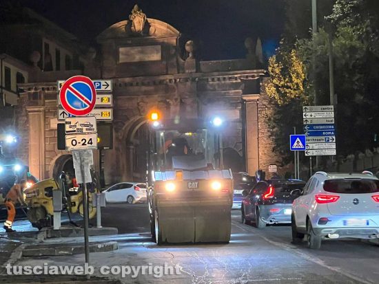 Viterbo - Lavori di asfaltatura in via della Palazzina - La fila