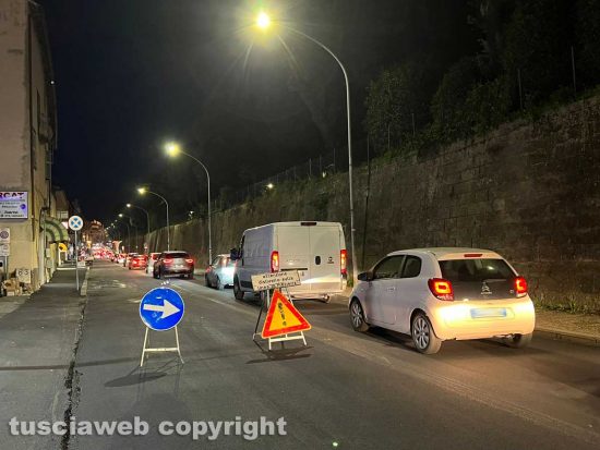 Viterbo - Lavori di asfaltatura in via della Palazzina - La fila