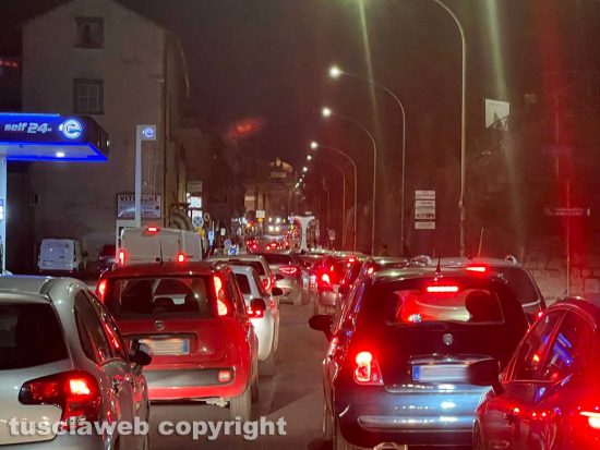 Viterbo - Lavori di asfaltatura in via della Palazzina - La fila