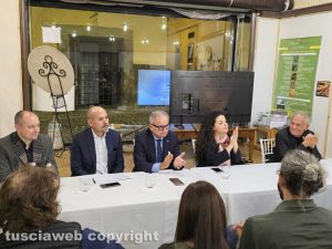 Da sinistra: Luca Cristofori, presidente Lazio Faber experience; Attilio Lupidi, segretario della Cna di Viterbo e Civitavecchia; Otello Gregorini, segretario generale della Cna; Chiara Frontini, sindaca di Viterbo; Alessio Gismondi, presidente della Cna di Viterbo e Civitavecchia