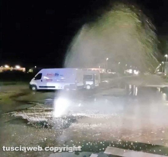 Viterbo Enorme getto d'acqua nella notte al Poggino