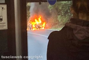 Auto in fiamme sulla Cimina