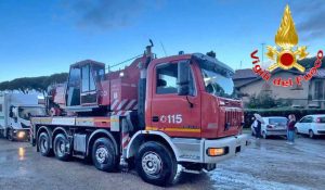 Civitavecchia - I vigili del fuoco e l'automezzo dell'Avis