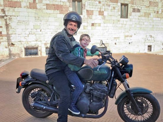 Francesco Baffo in moto con Raoul Bova