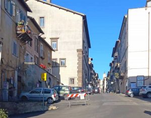 Caprarola - La segnaletica a inizio centro storico