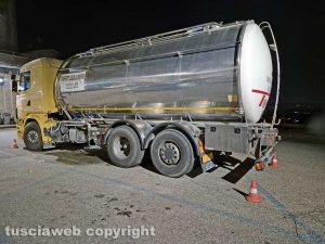 Montefiascone - L'autobotte con l'acqua potabile posizionata a piazzale Mauri
