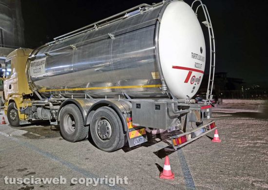 Montefiascone - L'autobotte con l'acqua potabile posizionata a piazzale Mauri