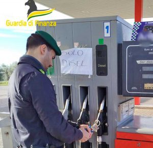 Guardia di finanza - Controlli a pompe di benzina