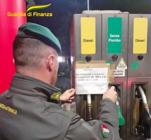 Viterbo - Guardia di finanza - Controlli a un distributore di benzina