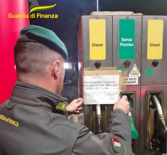 Viterbo - Guardia di finanza - Controlli a un distributore di benzina