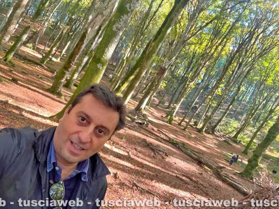 Il giornalista David Parenzo a spasso per la faggeta dei Monti Cimini