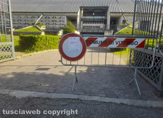 Viterbo - Cimitero nuovo - La transenna con la disposizione del comune